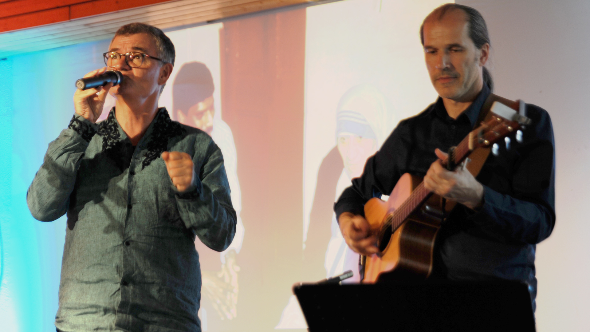 Peter Schneider begleitet Christoph Zehendner an der Gitarre