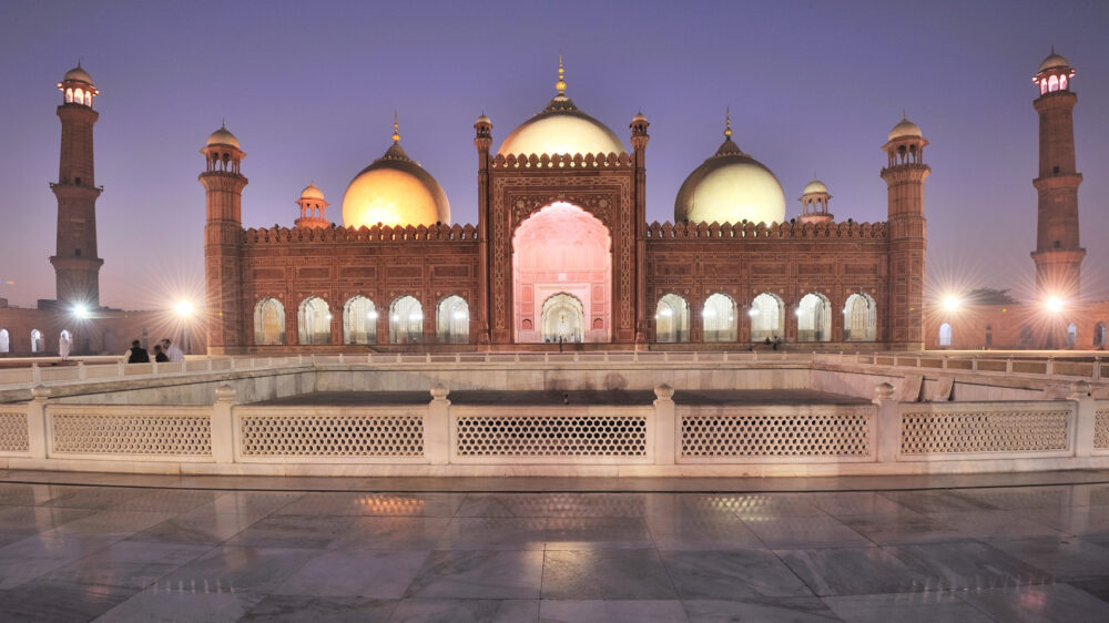 Die Badschahi-Moschee in der pakistanischen Stadt Lahore ist eine der größten der Welt