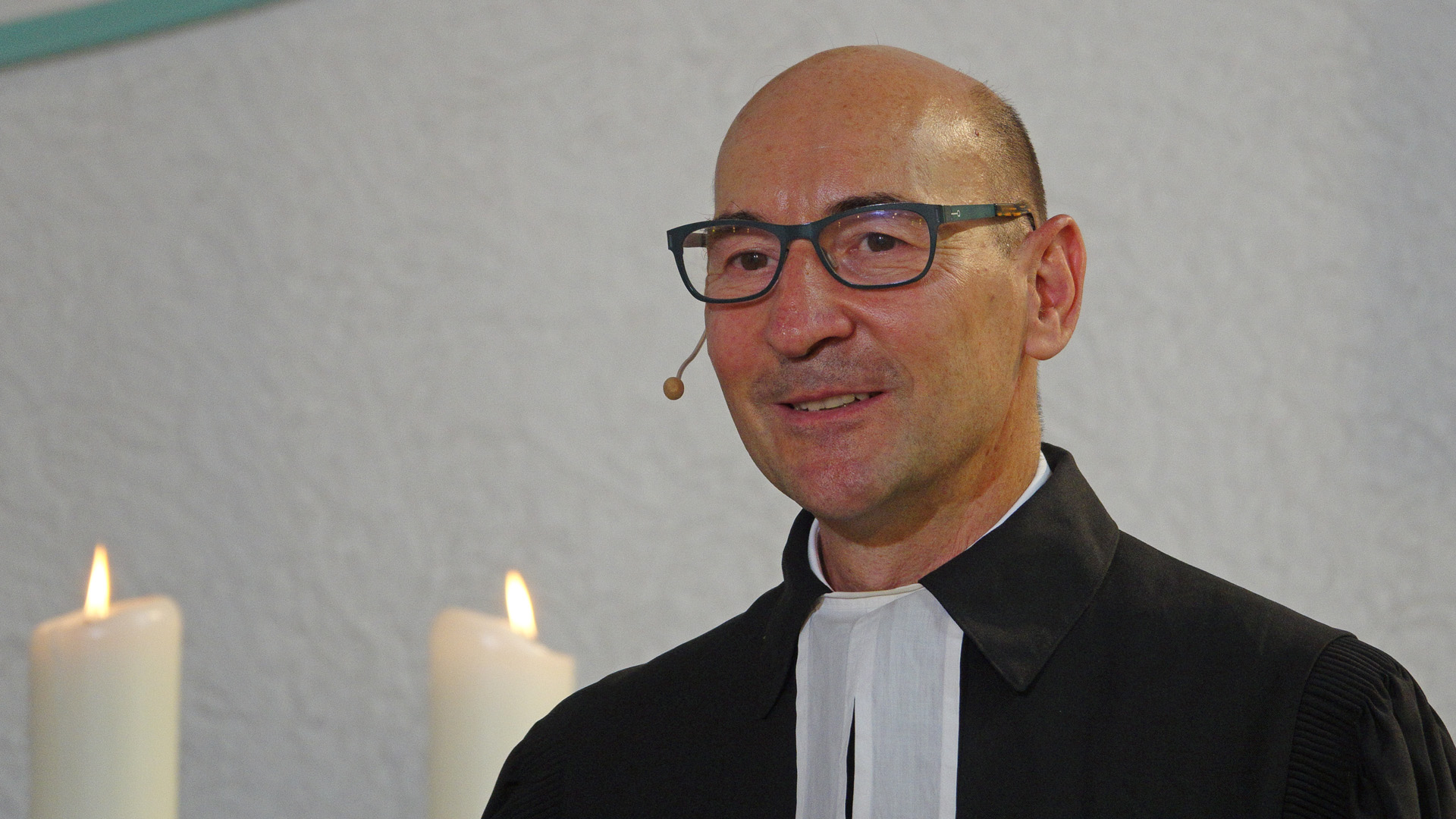 Rasmus Bertram hat eine halbe Pfarrstelle in der evangelischen Kirchengemeinde Kriftel. Mit der anderen halben Stelle entwickelt er Internetgottesdienste.