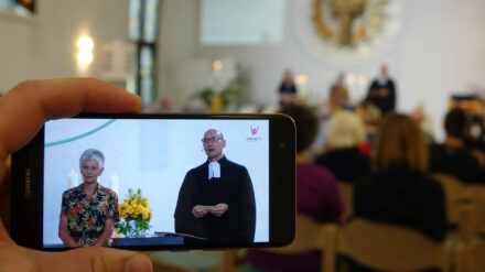 Der Internetgottesdienst zum Mitmachen soll Menschen ansprechen, die nicht in die Kirche gehen würden. Vor allem aber möchte Pfarrer Rasmus Bertram (re.) den Gottesdienst wieder zu einem Ort des Austauschs machen.