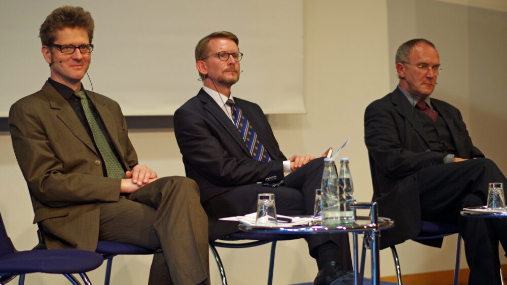 Die Podiumsrunde (v.l.n.r.) mit Professor Helmut Heit, Professor Andreas Urs Sommer und Ralf Eichberg