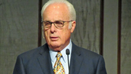 John MacArthur gilt als brillanter Bibelkenner, der allerdings mit Kollegen hart ins Gericht geht, die andere Ansätze oder Ansichten verfolgen