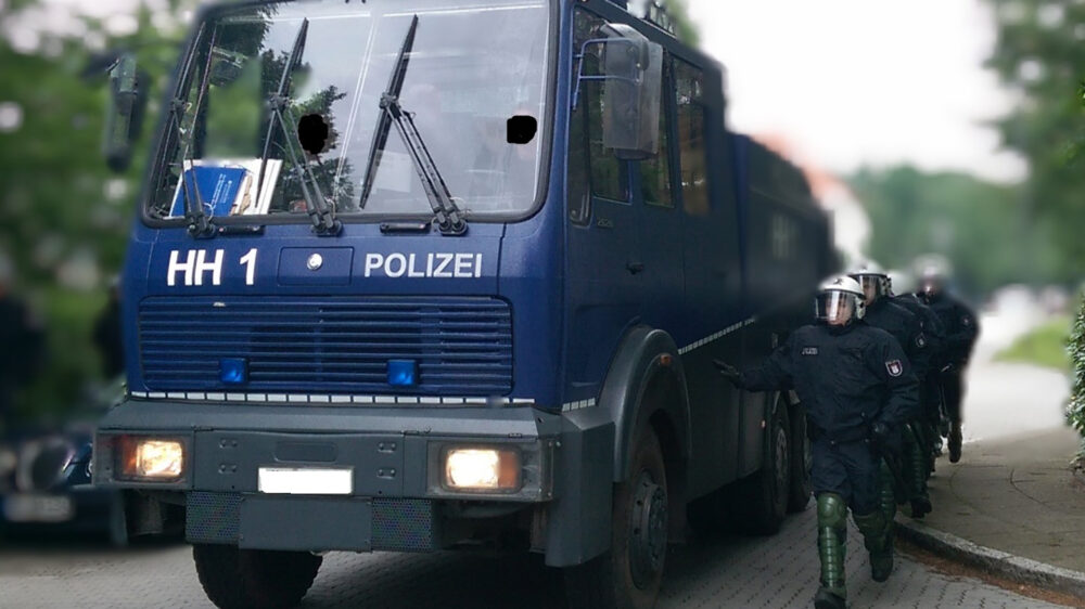 Die Polizei musste in Hamburg auch mit Wasserwerfern gegen die Demonstranten und Randalierer vorgehen (Archivbild)