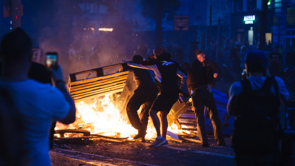 Randalierer setzten während des G20-Gipfels Barrikaden und Autos in Brand. Mehr als 470 Polizisten wurden bei Zusammenstößen mit gewalttätigen Demonstranten verletzt.