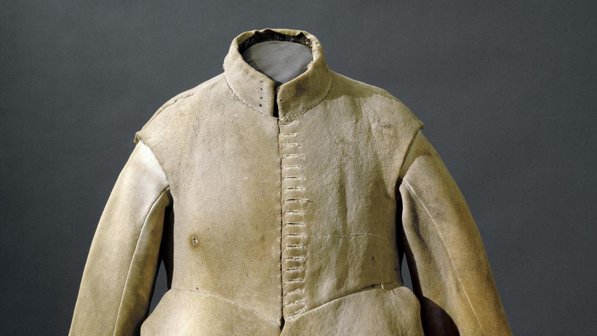 Diesen Mantel soll der schwedisch König Gustav II. Adolf getragen haben, als er im Dreißigjährigen Krieg für die protestantischen Truppen kämpfte und starb. Womöglich durch den Schuss, der auf der rechten Seite ein Loch hinterließ.