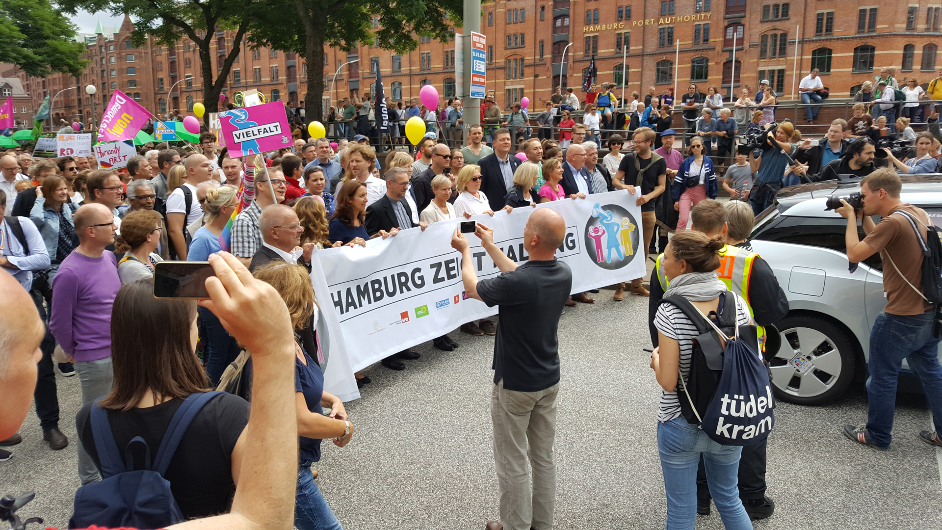 Hamburg zeigt Haltung: Neben den Krawallen gab es auch friedliche Proteste. Der „Schwarze Block“ machte nur eine Minderheit der Demonstranten aus.