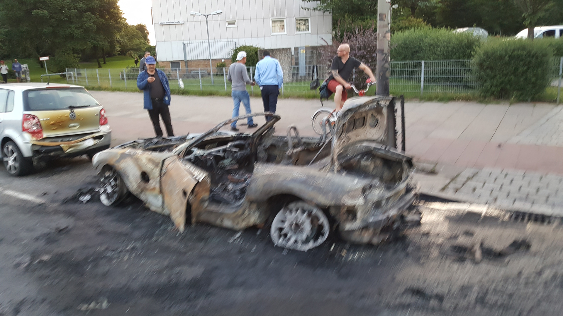 Linksextremisten zerstörten in Hamburg dutzende Autos. Die Besitzer fanden nur noch ausgebrannte Wracks vor.