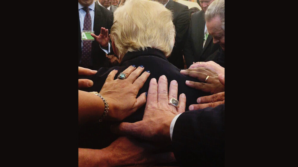 Zum Gebet legten sie Donald Trump die Hände auf: Evangelikale besuchten das Oval Office