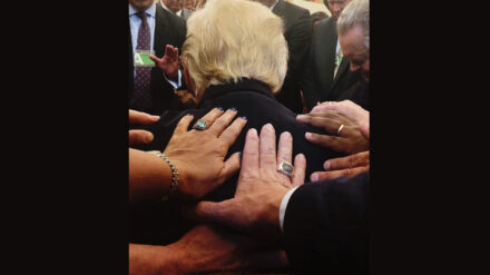Zum Gebet legten sie Donald Trump die Hände auf: Evangelikale besuchten das Oval Office