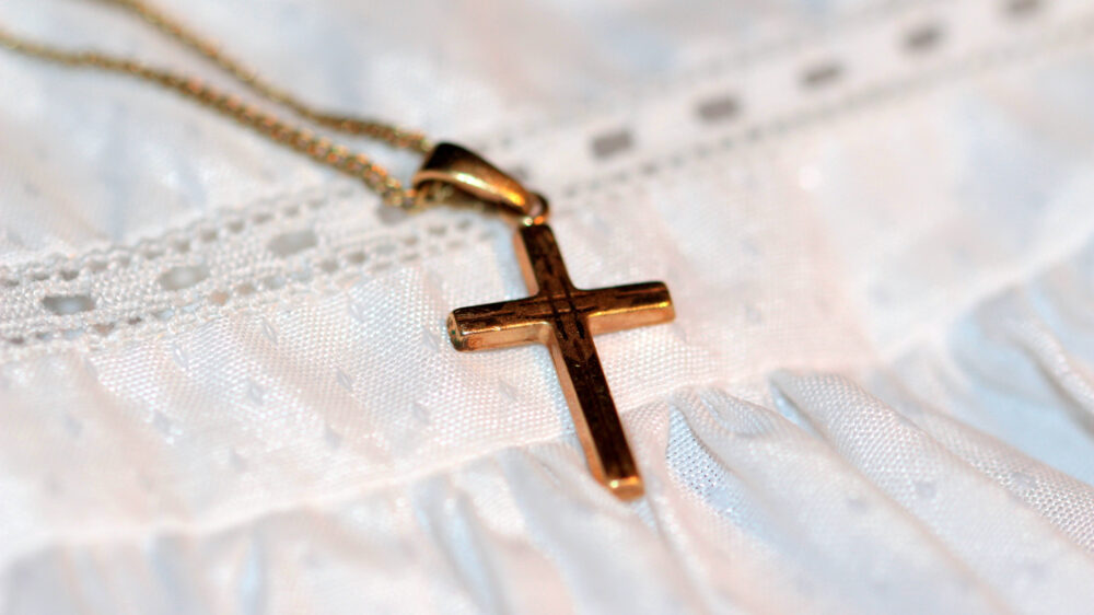Das christliche Kreuz wird gerne als Schmuck getragen, für manche ist es aber auch ein Glaubensbekenntnis (Symbolbild)