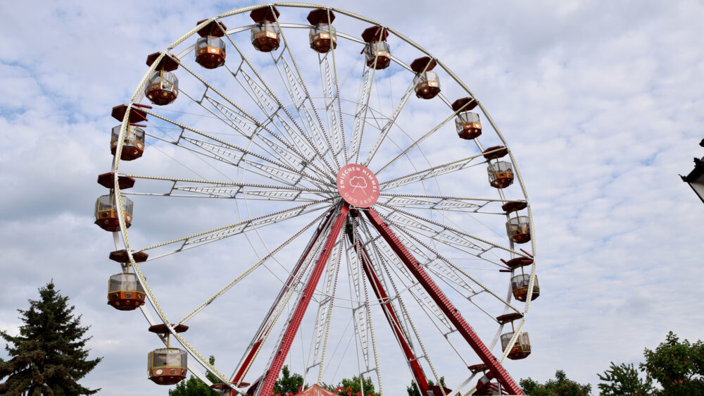 Die vielleicht umstrittenste Einrichtung dieser Weltausstellung: Ein Riesenrad, in dem Seelsorger sich um jene kümmern wollen, die die Stille und das Gespräch dem jahrmarktähnlichen Trubel der Stadt vorziehen. Am Mittwoch ziehen die Macher der Weltausstellung in Wittenberg Halbzeitbilanz.