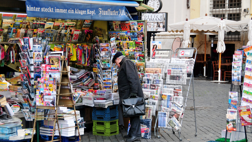Ein Zeitungskiosk in Deutschland: Die Rolle von Journalisten hat sich in den letzten Jahren verändert, schreibt Hans Mathias Kepplinger