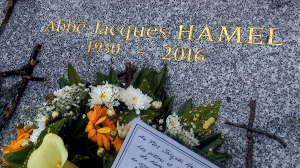 Der Grabstein des ermordeten Priesters Jacques Hamel. Immer wieder kam es in Frankreich in den vergangenen Jahren zu Terroranschlägen durch Islamisten.