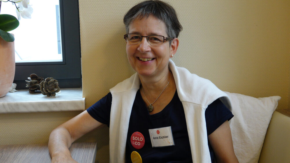Die frühere Gemeindepfarrerin Astrid Eichler ist jetzt Bundesreferentin für Solo & Co. (früher: EmwAg e.V.), ein Netzwerk christlicher Singles und Gemeinschaftssucher
