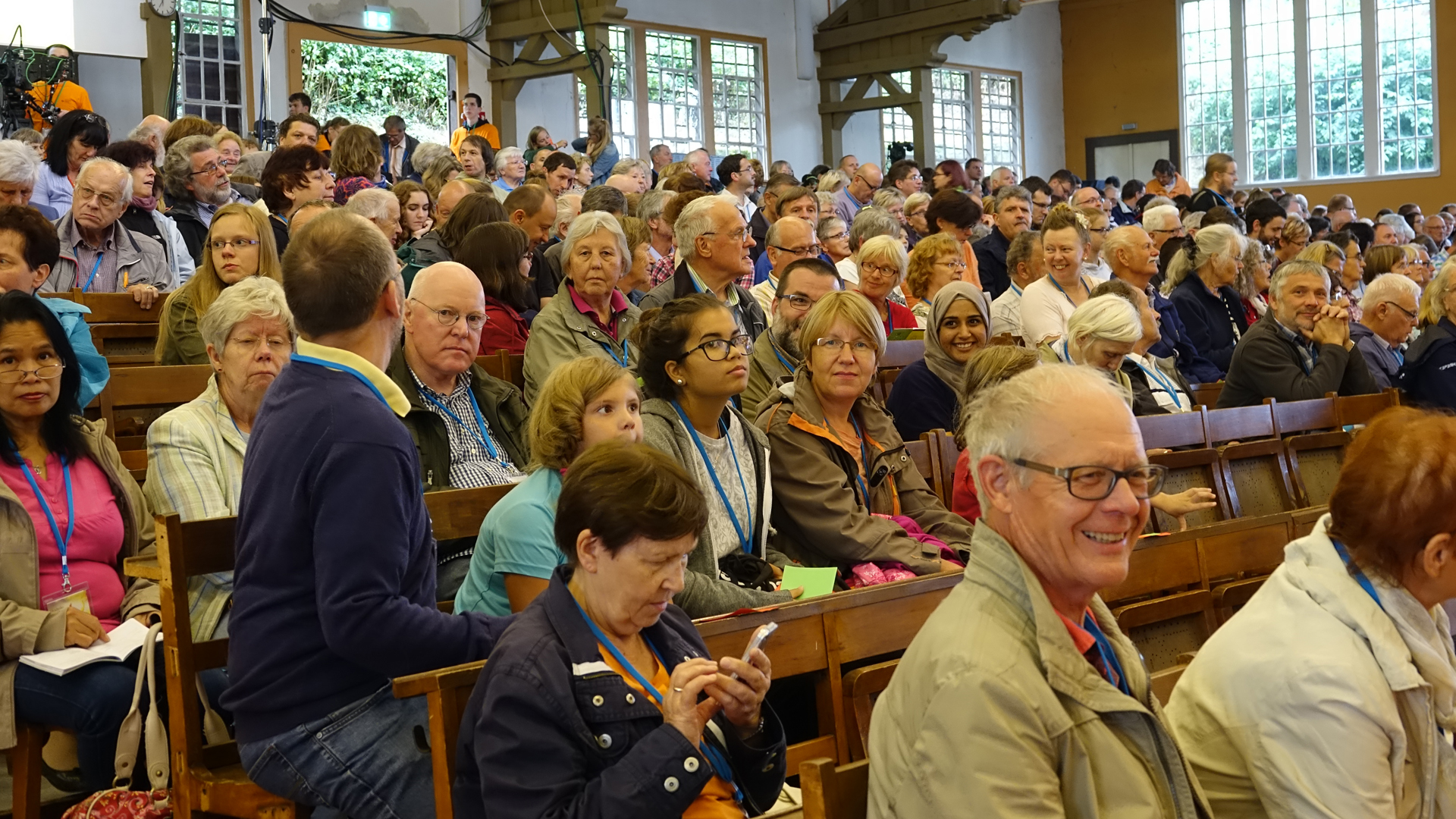 Die Besucher der Allianzkonferenz sind in freudiger Erwartung der Eröffnung am Mittwochabend