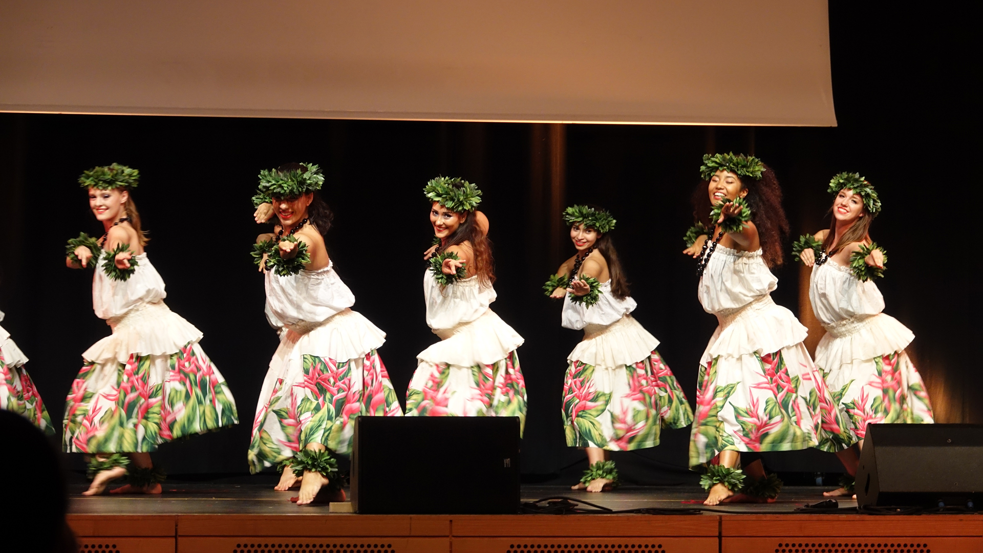 Die Theatergruppe „Heartbridge“ wurde auf Hawaii gegründet, was die tänzerischen Einflüsse erklärt