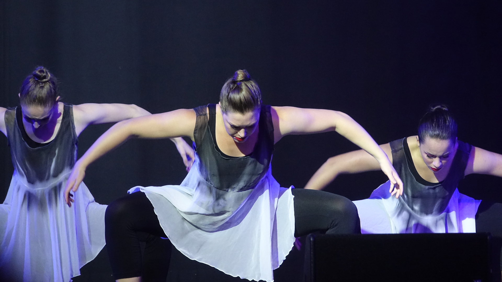 Die Düsternis, die den Sohn in seinem Abstieg befällt, symbolisieren Balletttänzerinnen