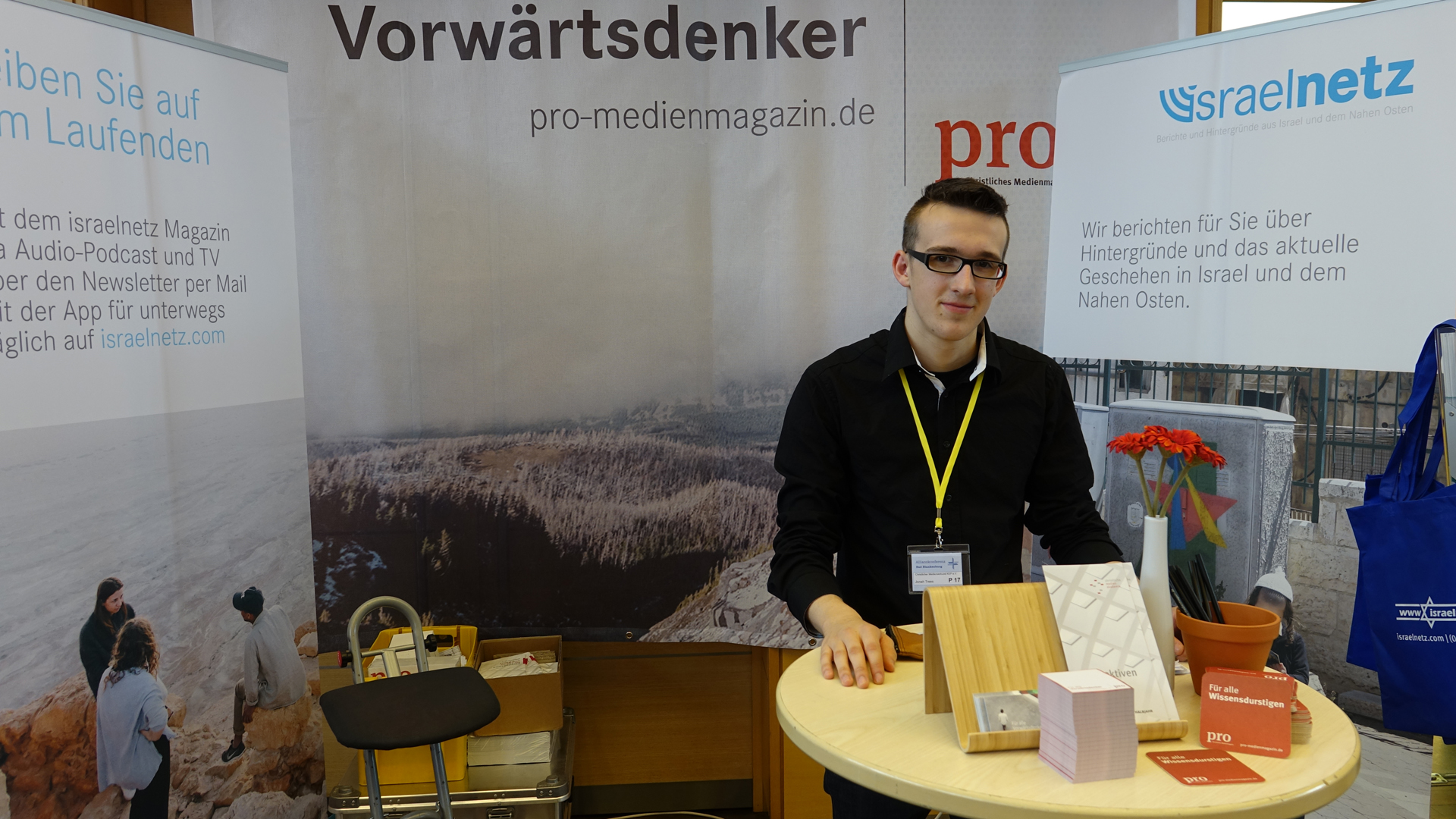 Auch der Christliche Medienverbund KEP, zu dem das Christliche Medienmagazin pro gehört, war mit einem Infostand auf der Ausstellung in der Stadthalle vertreten. Im Bild: Unser Mitarbeiter Jonah Trees