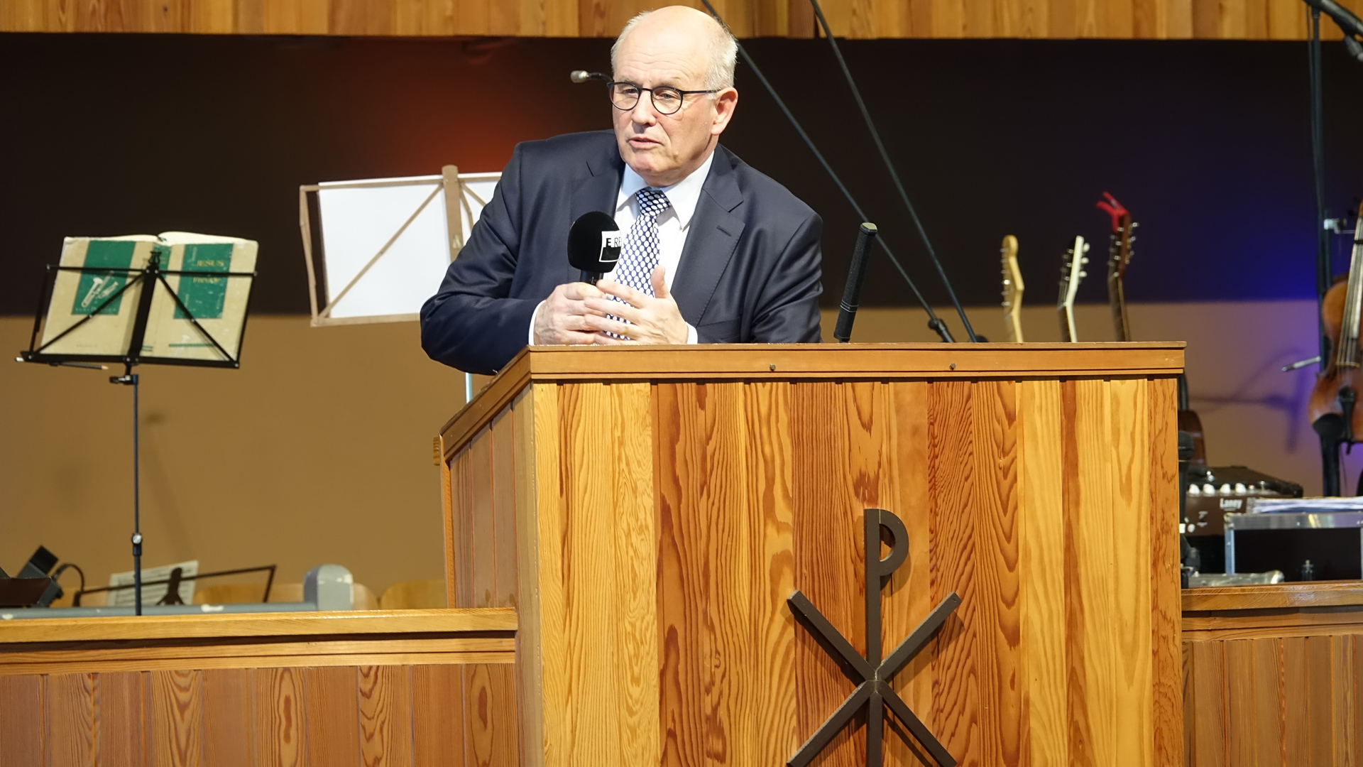 Am abschließenden Sonntag sprach Unionsfraktionsvorsitzender Volker Kauder in der Konferenzhalle über weltweit verfolgte Christen