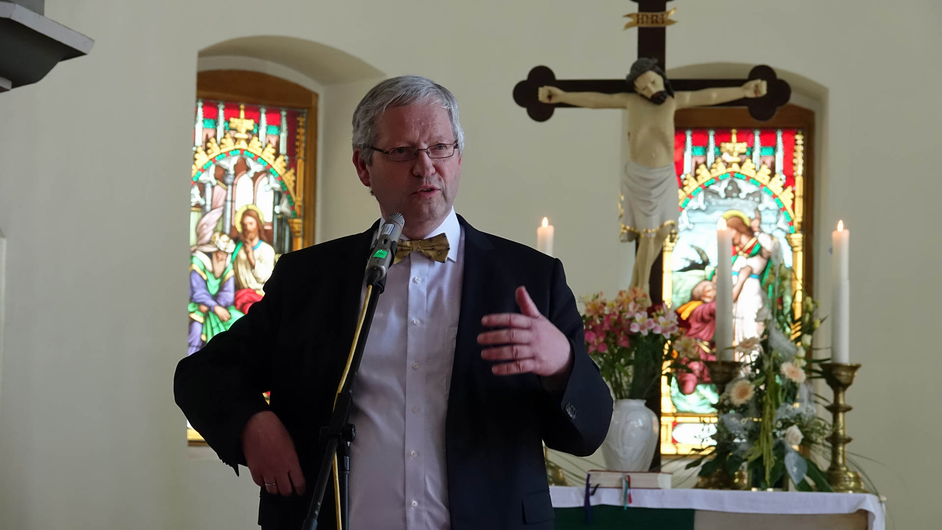 Der Generalsekretär der Deutschen Evangelischen Allianz, Hartmut Steeb, der Volker Kauder in der Bad Blankenburger Stadtkirche ankündigt