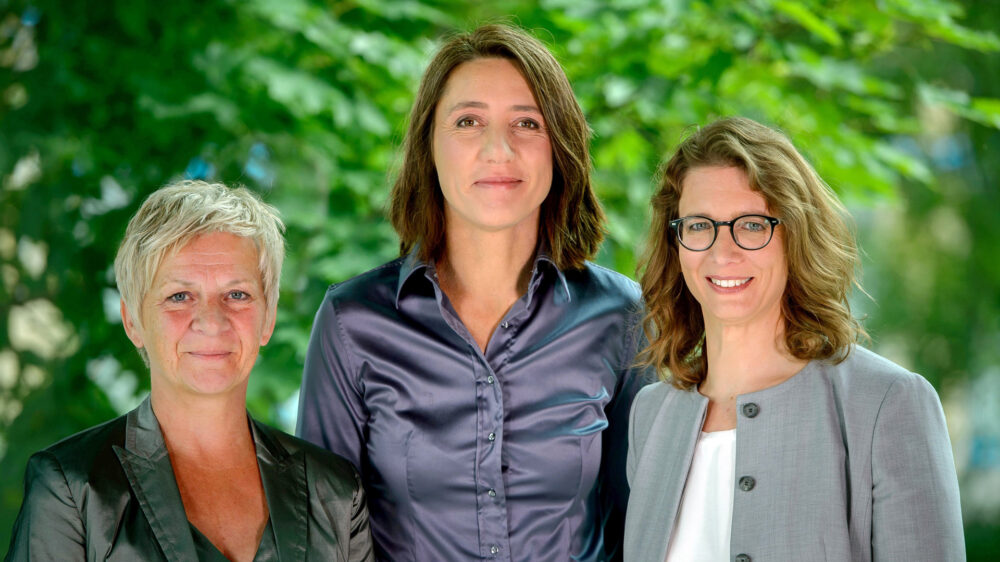 Barbara Unmüßig und Ellen Überschär (v.l.) sind zusammen der Vorstand der Heinrich-Böll-Stiftung, die der Partei Bündnis 90/Die Grünen nahesteht. Livia Cotta (re.) ist Geschäftsführerin der Stiftung.