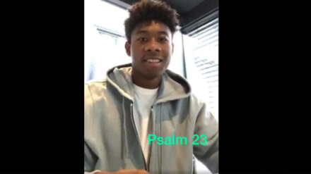 David Alaba, Spieler des FC Bayern München, liest auf Facebook aus der Bibel vor