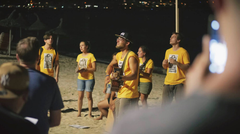 Gottesdienst an einem ungewöhnlichen Ort: Am Strand von Mallorca