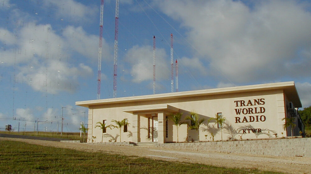 Von der Radiostation auf Guam aus erreicht das „Trans World Radio“-Missionswerk Menschen in Asien, die ansonsten das Evangelium nicht hören könnten