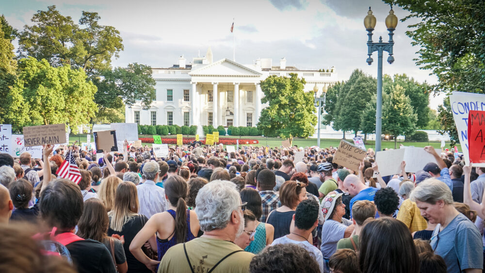 Proteste gegen rechte Gewalt vor dem Weißen Haus am Tag nach dem Anschlag von Charlottesville