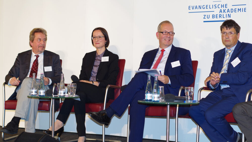 Auf dem Podium in Berlin wurde eifrig diskutiert. Die Gäste v.l.n.r.: Hans Joas, Rebekka Klein, Andreas Busch, Reiner Anselm