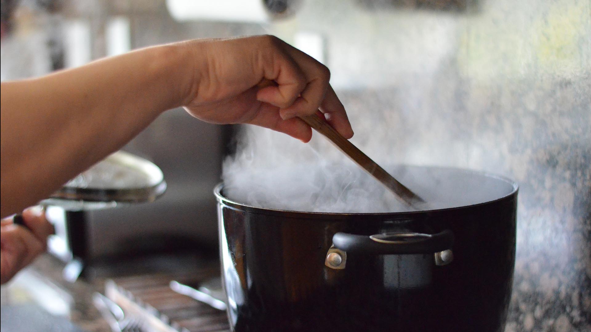 1. Kochen Sie mit Deckel. Das kostet ein Drittel weniger Energie als „oben ohne“.