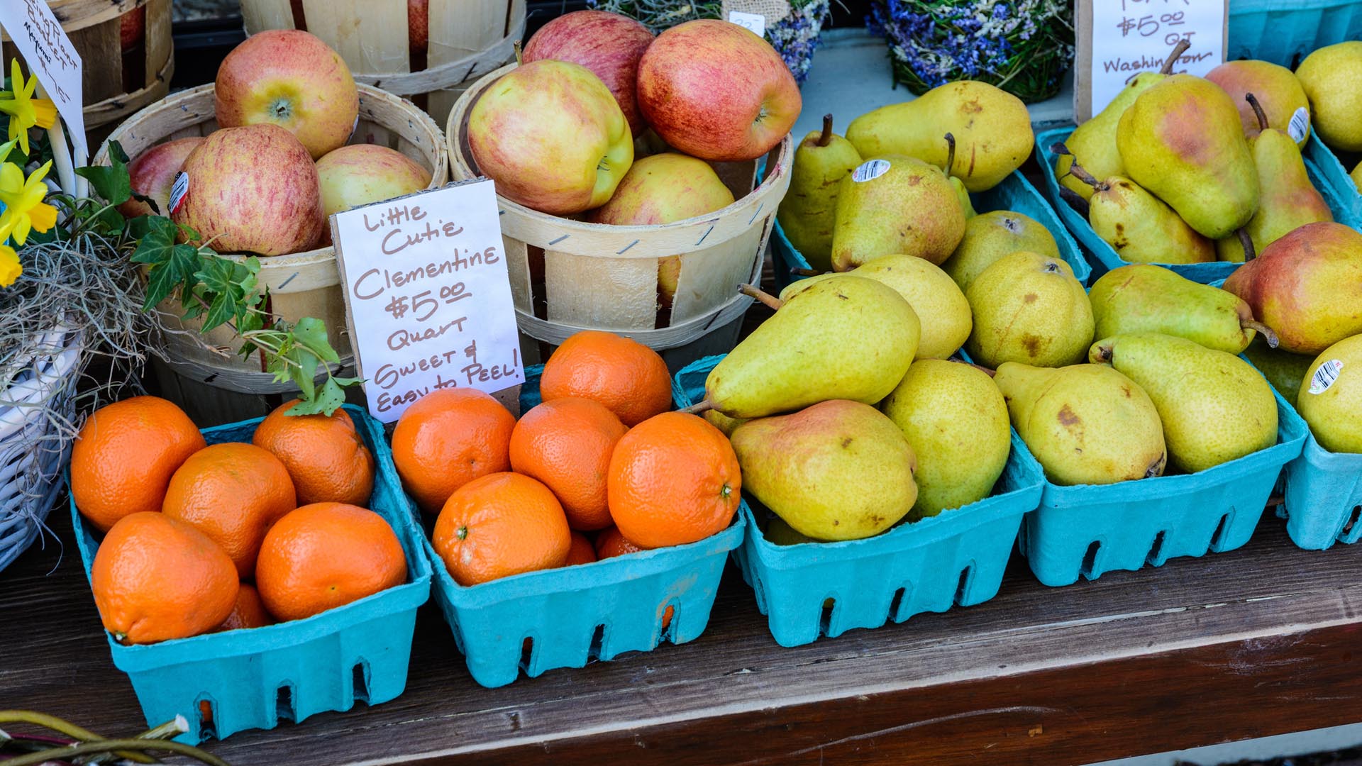 5. Kaufen Sie möglichst Lebensmittel, die gerade Saison haben und aus der Region stammen. Sie müssen nicht über weite Strecken transportiert werden. Und sie schmecken auch besser!