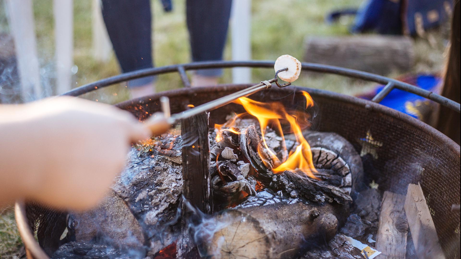 4. Nutzen Sie Grillkohle mit FSC-/PEFC-Siegel, denn diese entstammt einer nachhaltigen Holzwirtschaft. Statt Kohle können Sie aber auch Buchenholzscheite verwenden, die sich ebenfalls sehr gut zum Grillen eignet.