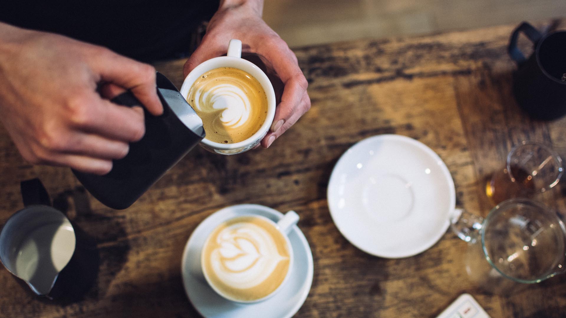 7. Coffee to go: In vielen Cafés ist es möglich, eigene Kaffeebecher füllen zu lassen. Einfach einmal nachfragen und auf Pappbecher mit Plastikdeckel verzichten.