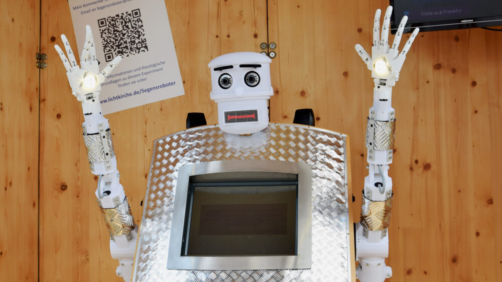 Der Segensroboter „BlessU-2“ kann mit einer männlichen und einer weiblichen Stimme sowie in sieben Sprachen sprechen