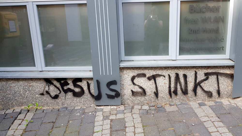 Ein Wohlgeruch ist das Graffiti für den Christus-Treff sicher nicht. Roland Werner kann dem Spruch dennoch etwas Positives abgewinnen.