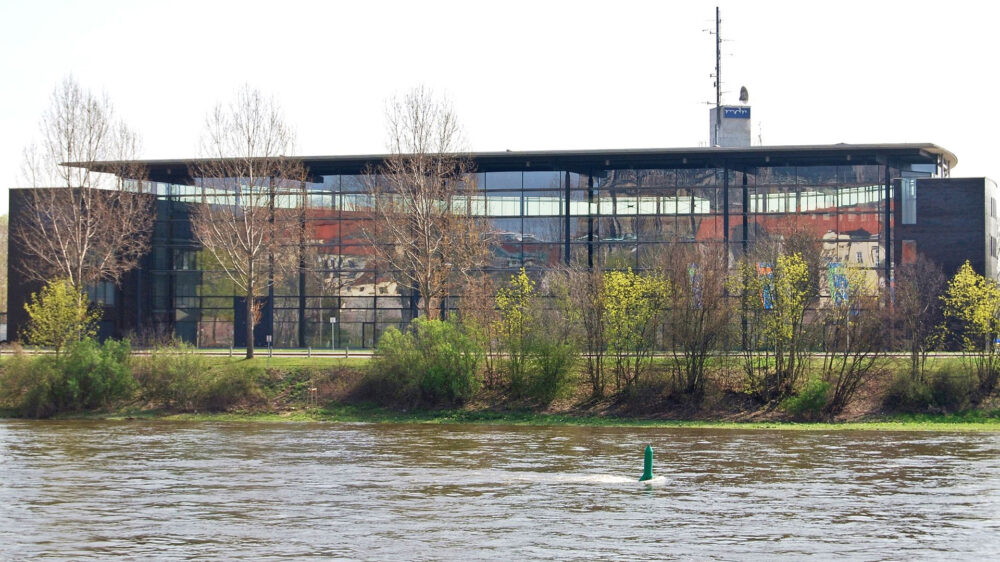 Der MDR (Symoblbild: Landesfunkhaus Magdeburg) steht in der Kritik, weil er eine Politikerin nicht als solche benannt hat