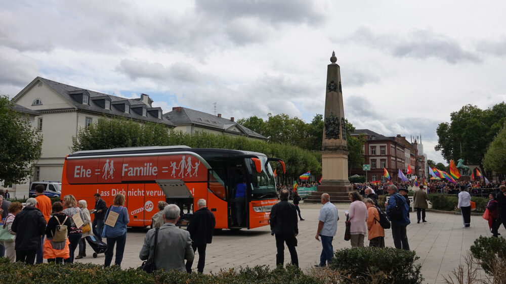 Auf dieser Seite des Luisenplatzes in Wiesbaden war viel Platz zwischen den Unterstützern des „Busses der Meinungsfreiheit“ und den Gegendemonstranten