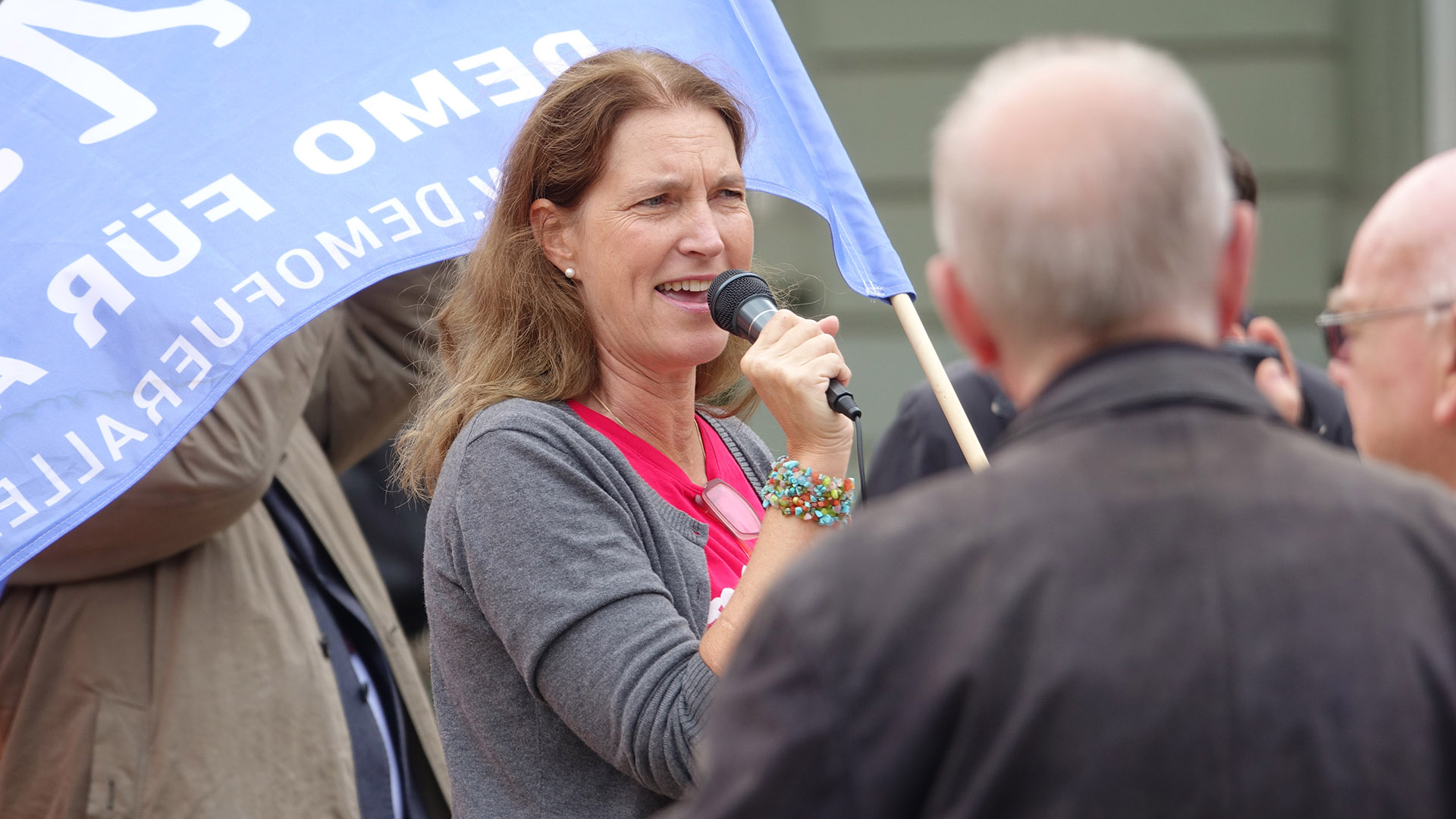 Hedwig von Beverfoerde spricht zu ungefähr 40 Teilnehmern der Kundgebung, die Unterschriften für die Petition „Ehe bleibt Ehe“ sammelt