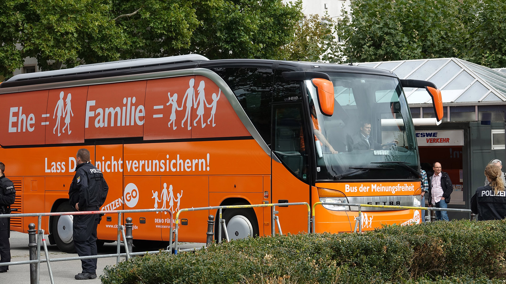 Der „Bus der Meinungsfreiheit“ fuhr am Samstag auf den Luisenplatz in Wiesbaden