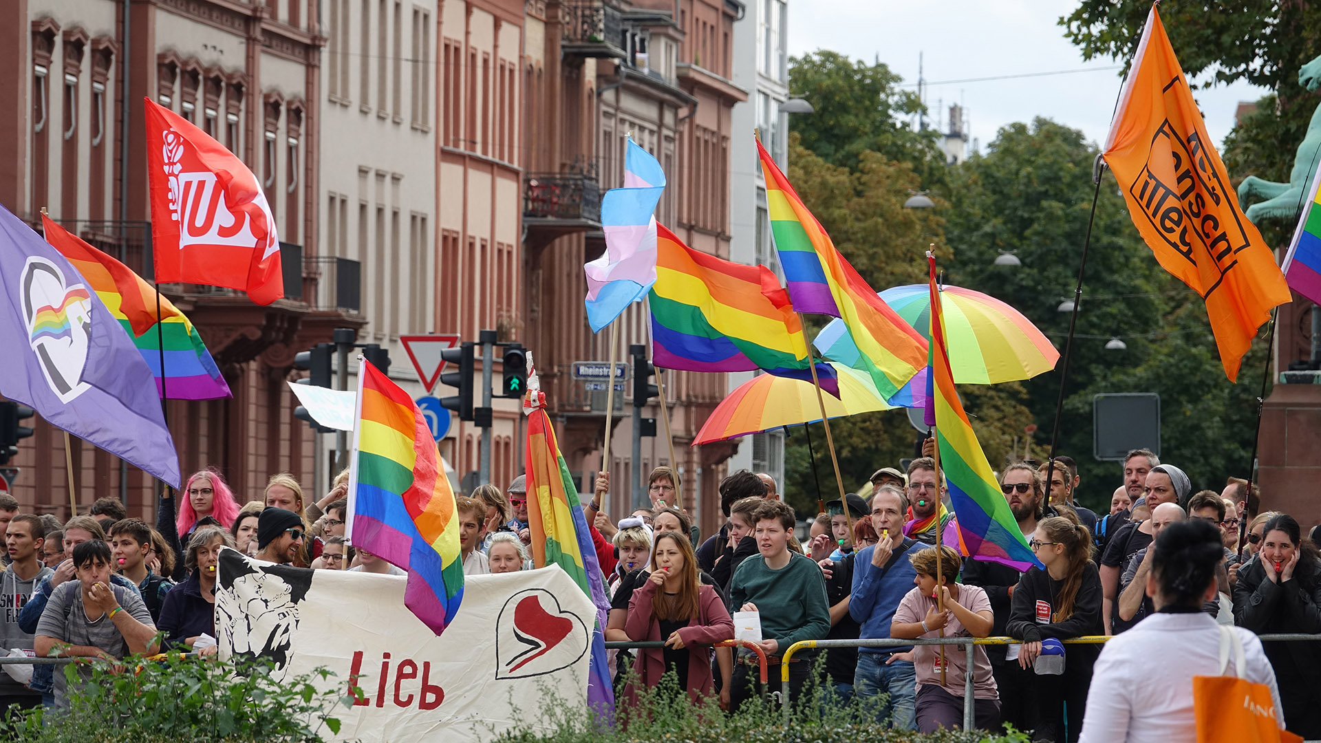 Hunderte Gegendemonstranten wollen den „Bus der Meinungsfreiheit“ stören