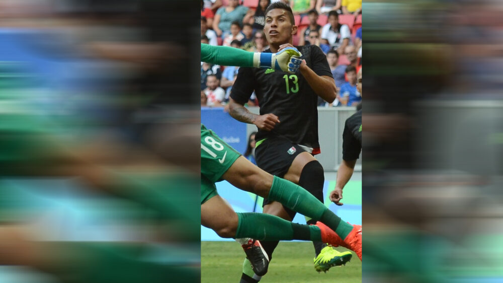 Seit dieser Saison im Trikot von Eintracht Frankfurt: Bei Carlos Salcedo spielt der christliche Glaube eine wichtige Rolle. Im Bild ist er im Team der mexikanischen Olympia-Auswahl 2016 zu sehen.
