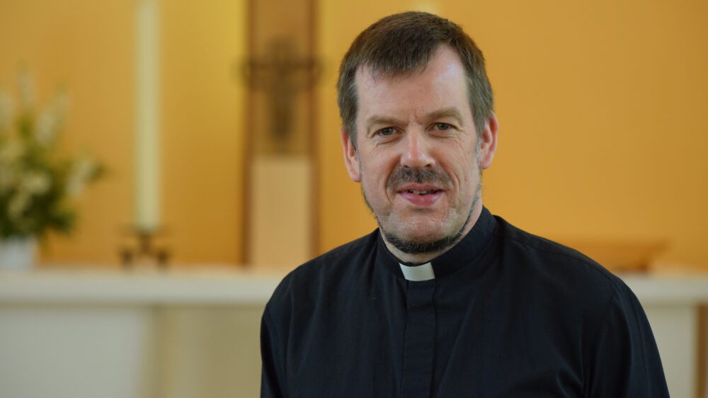 Pfarrer Gottfried Martens bietet christlichen Flüchtlingen Schutz in seiner Kirche in Berlin.