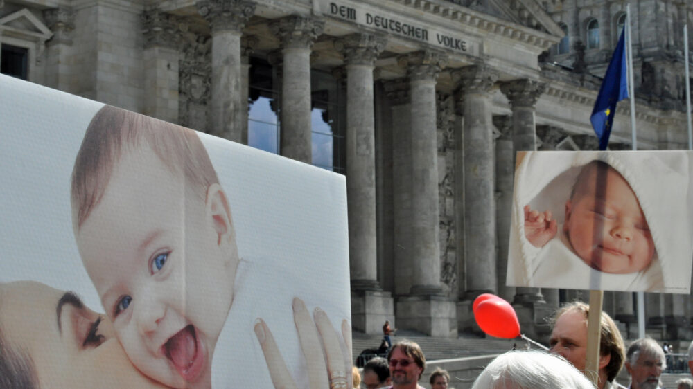 Mit Kinderbildern, Slogans und weißen Kreuzen demonstrierten Christen am Samstag in Berlin gegen Schwangerschaftsabbrüche.