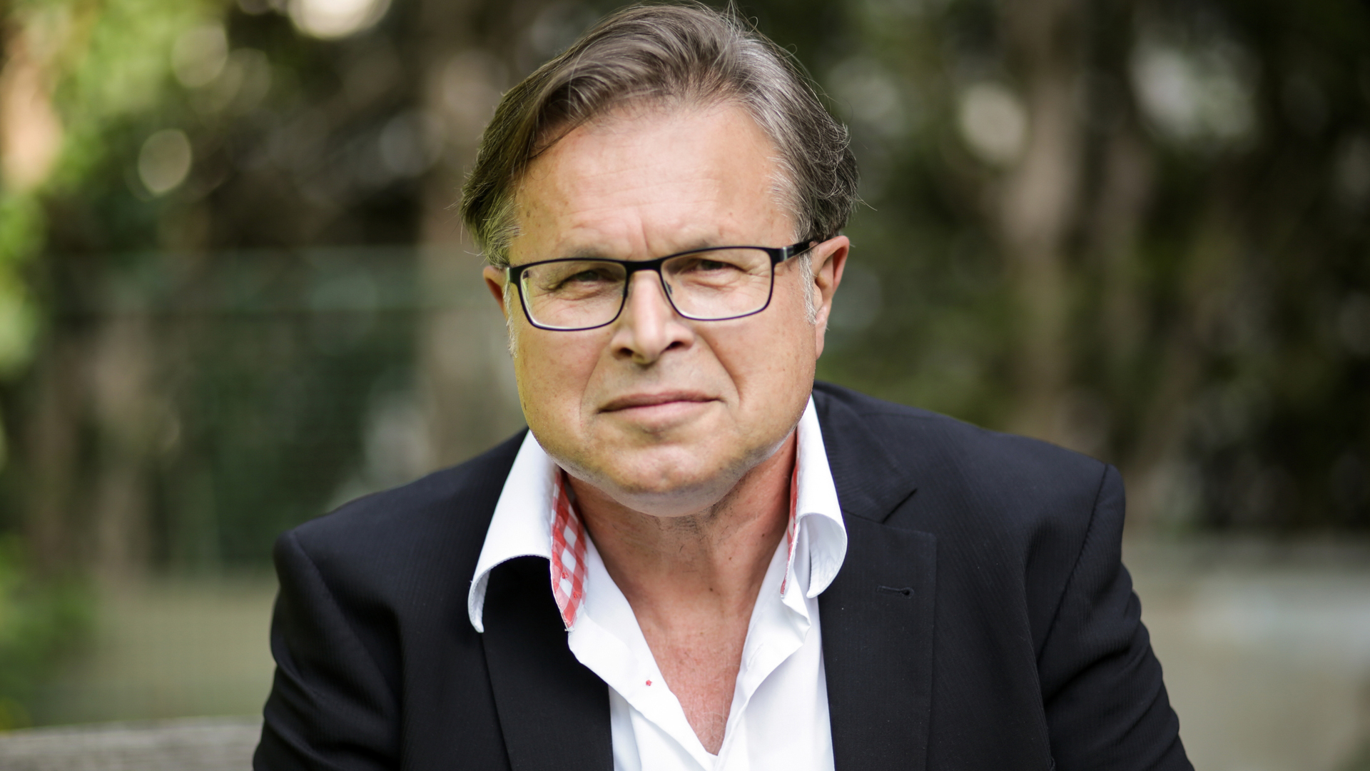 Der Theologe Jürgen Mette leitete viele Jahre die Stiftung Marburger Medien. 2013 veröffentlichte er das Buch „Alles außer Mikado – Leben trotz Parkinson“, das es auf die Spiegel-Bestsellerliste schaffte.