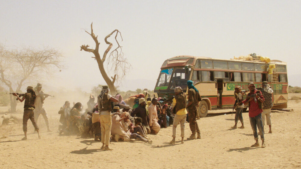 Im Kurzfilm „Watu Wote“ bedroht eine islamistische Miliz Busreisende an der kenianisch-somalischen Grenze