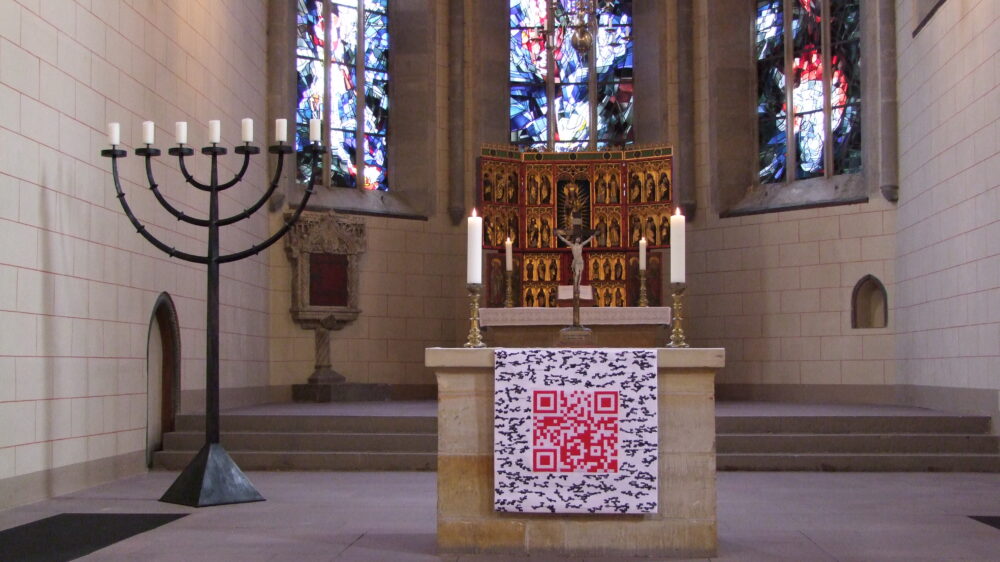 Aufwändig und edel bestickter QR-Code für den Altar im Helmstedter Kloster Sankt Marienberg