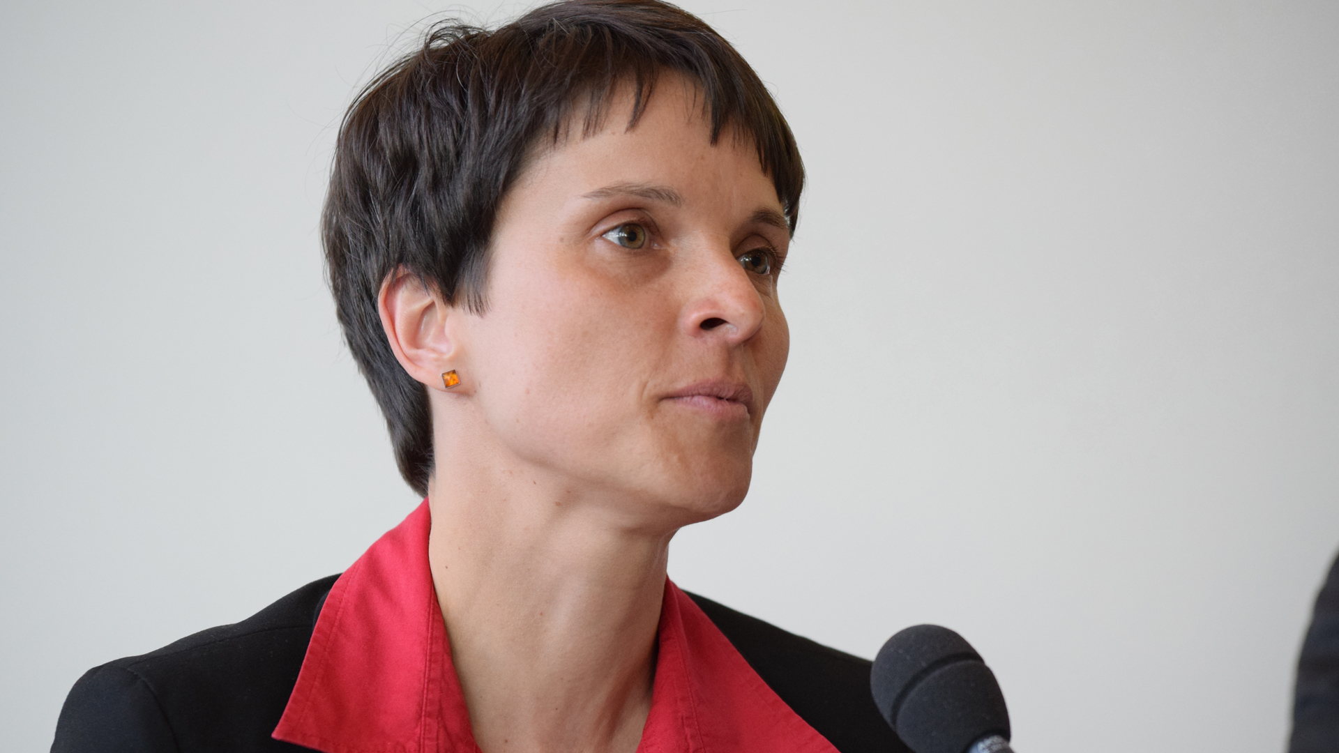 „Als Christ möchte ich mich dafür einsetzen, dass unsere Gesellschaft von Transparenz und Ehrlichkeit geprägt ist.“ Das sagte Frauke Petry 2014 im pro-Interview. Sie gewann ein Direktmandat für die AfD, will künftig aber weder Partei noch Fraktion angehören. In einem Streitgespräch der Evangelischen Nachrichtenagentur idea erklärte sie im Januar, sie sei als evangelische Christin befremdet davon, dass die Kirche ihrem Auftrag nicht mehr nachkomme. Sie erwarte von der Kirche in theologischen Fragen klare Positionen. „Stattdessen sagen Kirchenvertreter, dass es letztlich egal sei, an welchen Gott man glaube.” Wahlkreis Sächsische Schweiz-Osterzgebirge, 37,4 Prozent Erststimmen