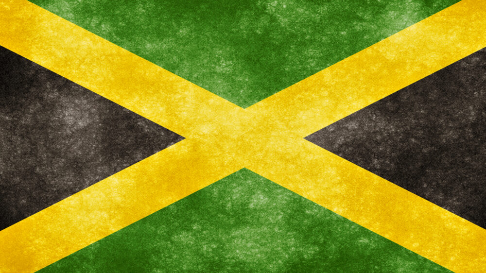 Die Flagge des karibischen Inselstaates Jamaika steht wegen ihrer Farben symbolisch für eine Koalition aus Union, FDP und Grünen. Im Bund gab es diese Regierungskonstellation bislang noch nicht. In Schleswig-Holstein regiert Jamaika seit wenigen Monaten, im Saarland scheiterte sie 2012.