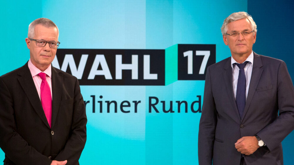 Die Moderatoren der Elefantenrunde am Sonntagabend, Rainald Becker und Peter Frey (v.l.), mussten sich harte Kritik von CSU-Spitzenkandidat Joachim Herrmann anhören